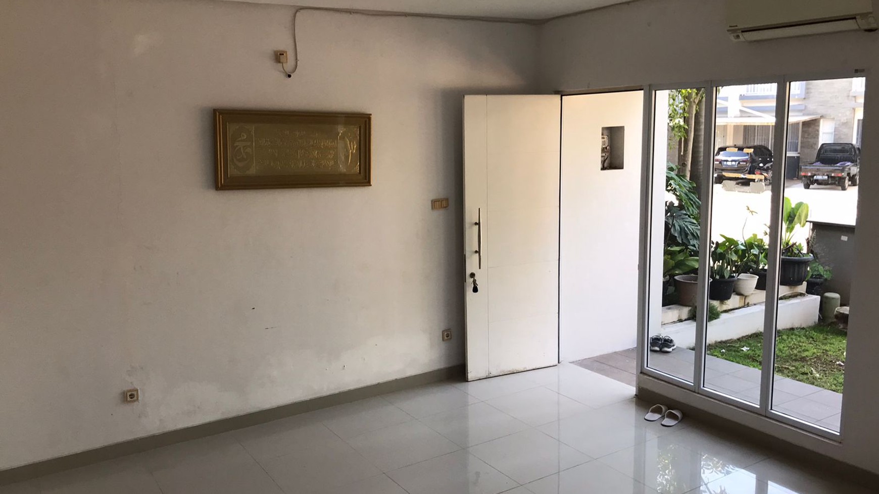 RUMAH 2 LANTAI SIAP HUNI DEPAN TAMAN DI CIBUBUR COUNTRY