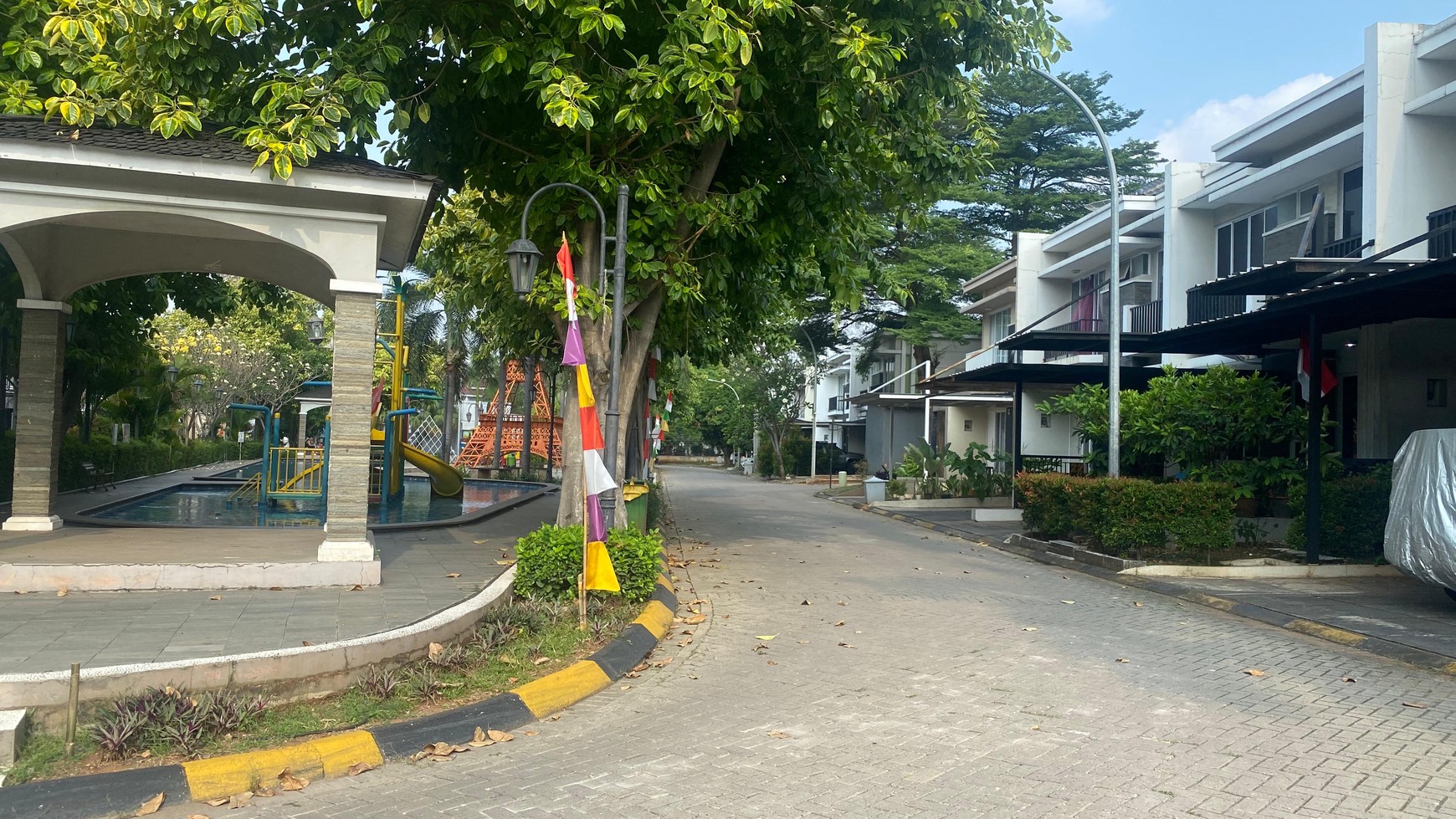 RUMAH 2 LANTAI SIAP HUNI DEPAN TAMAN DI CIBUBUR COUNTRY