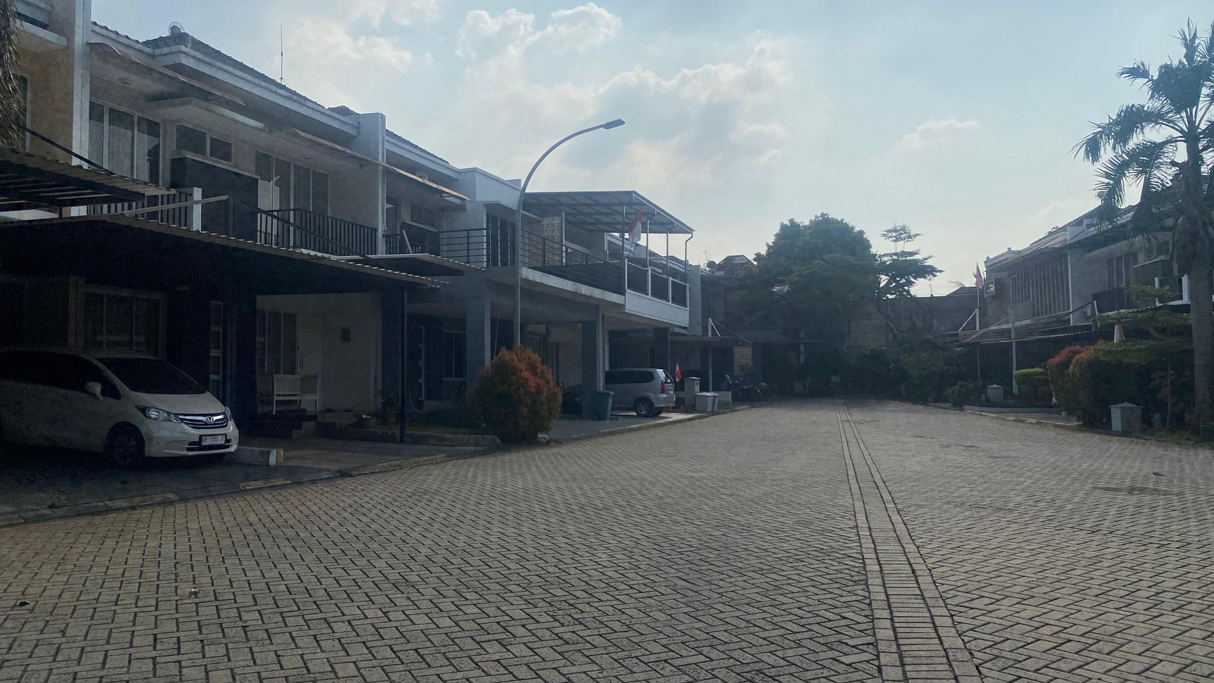 RUMAH 2 LANTAI SIAP HUNI DEPAN TAMAN DI CIBUBUR COUNTRY