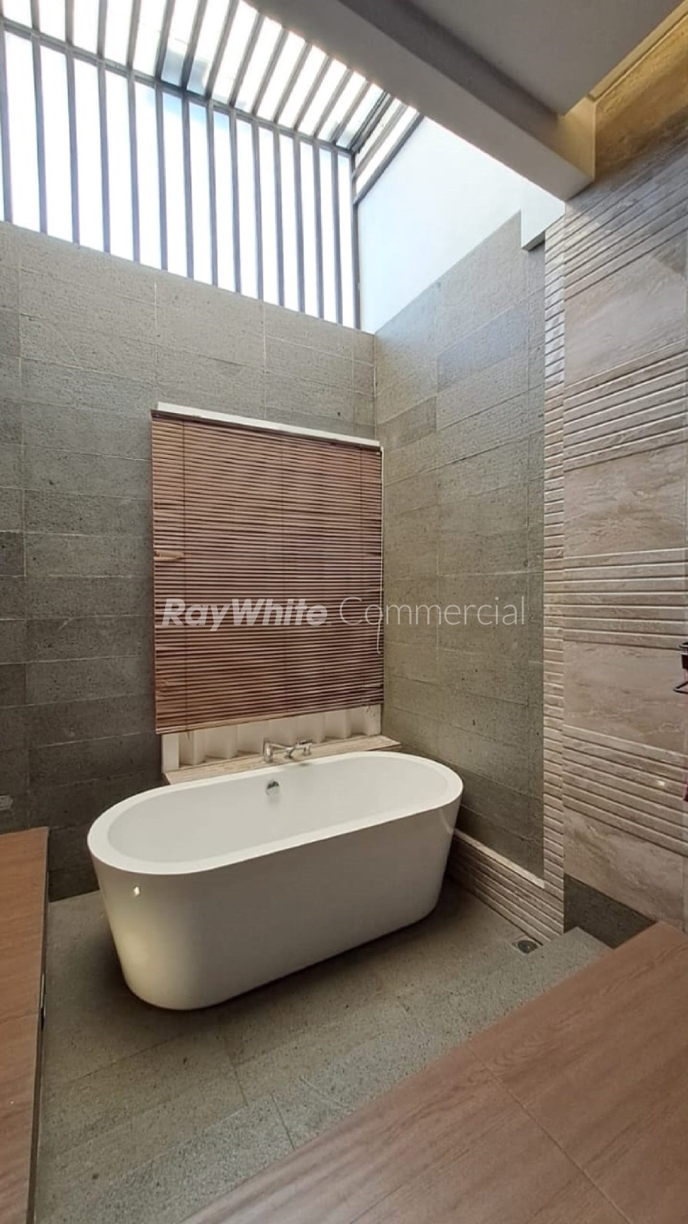 Rumah Eksklusif  luas 800 m2 Semifurnished siap huni 2 lantai di Tanjung palapa, Tanjung duren - Jakarta barat