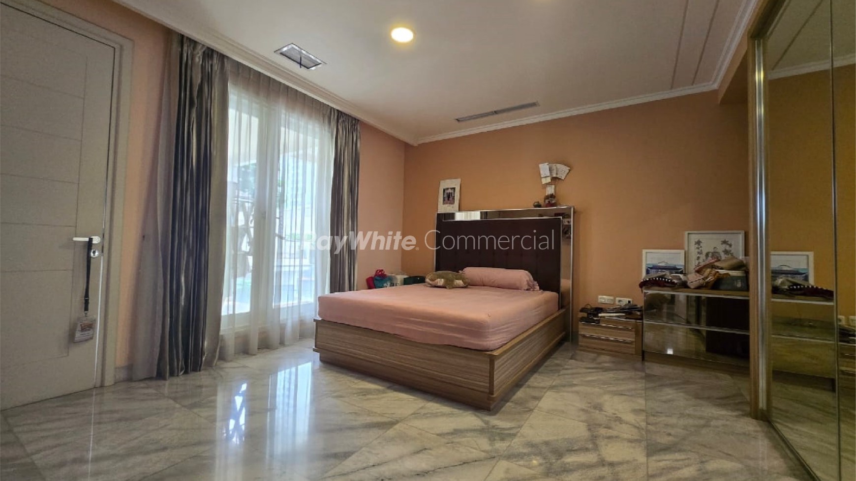 Rumah Eksklusif  luas 800 m2 Semifurnished siap huni 2 lantai di Tanjung palapa, Tanjung duren - Jakarta barat