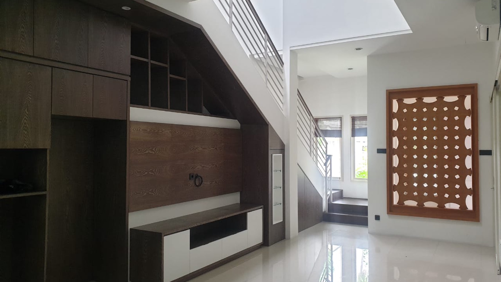 Disewakan Rumah 2 Lantai Semi Furnished SHM Woodland Citraland Surabaya