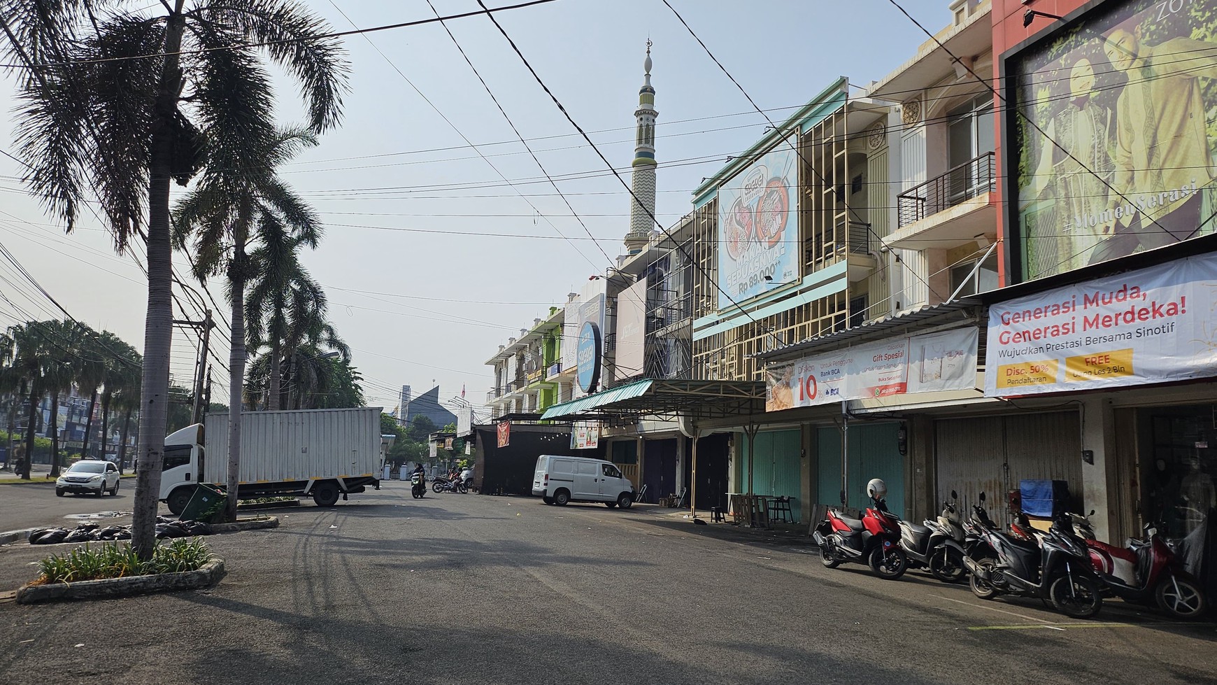 Ruko 3 lantai Lokasi di pusat kota Harapan Indah, Bekasi