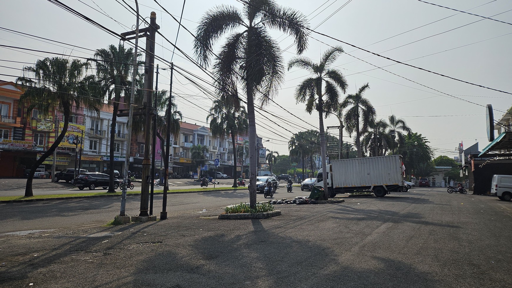 Ruko 3 lantai Lokasi di pusat kota Harapan Indah, Bekasi