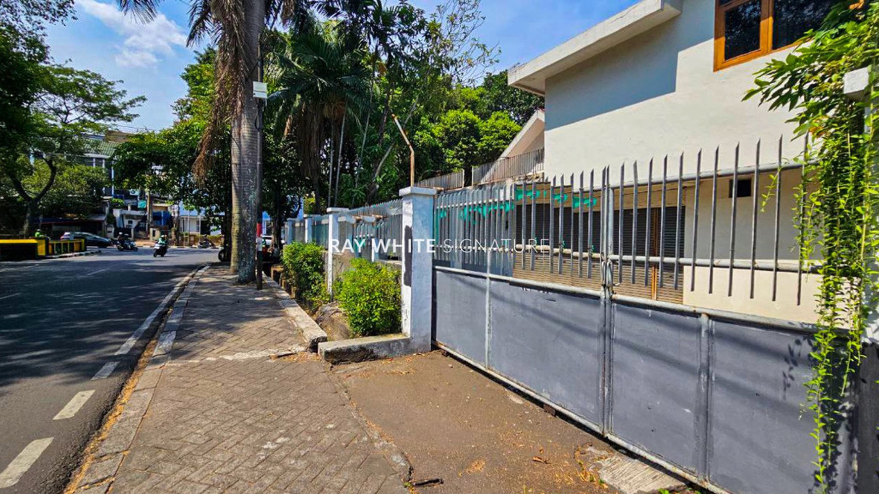 Dijual rumah lama posisi hook cocok untuk usaha di Jl Darmawangsa Raya 