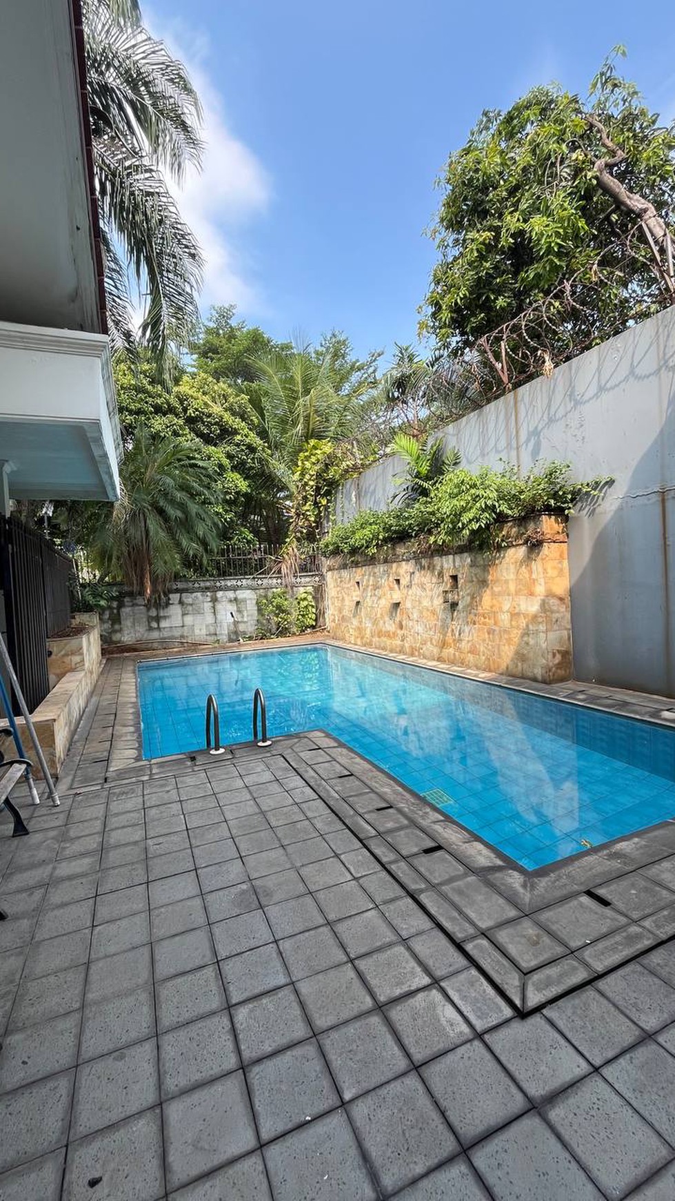 Luxury and huge house suitable for embassy in Senopati area