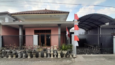 Rumah Mewah di Hayam Wuruk, Jombang - Garasi Luas, SHM