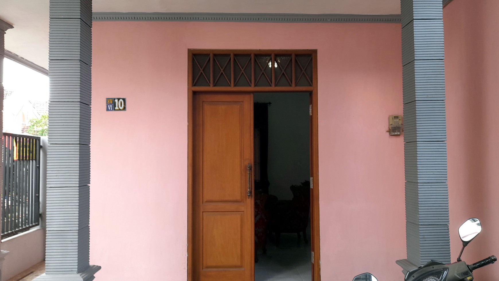 Rumah Mewah di Hayam Wuruk, Jombang - Garasi Luas, SHM