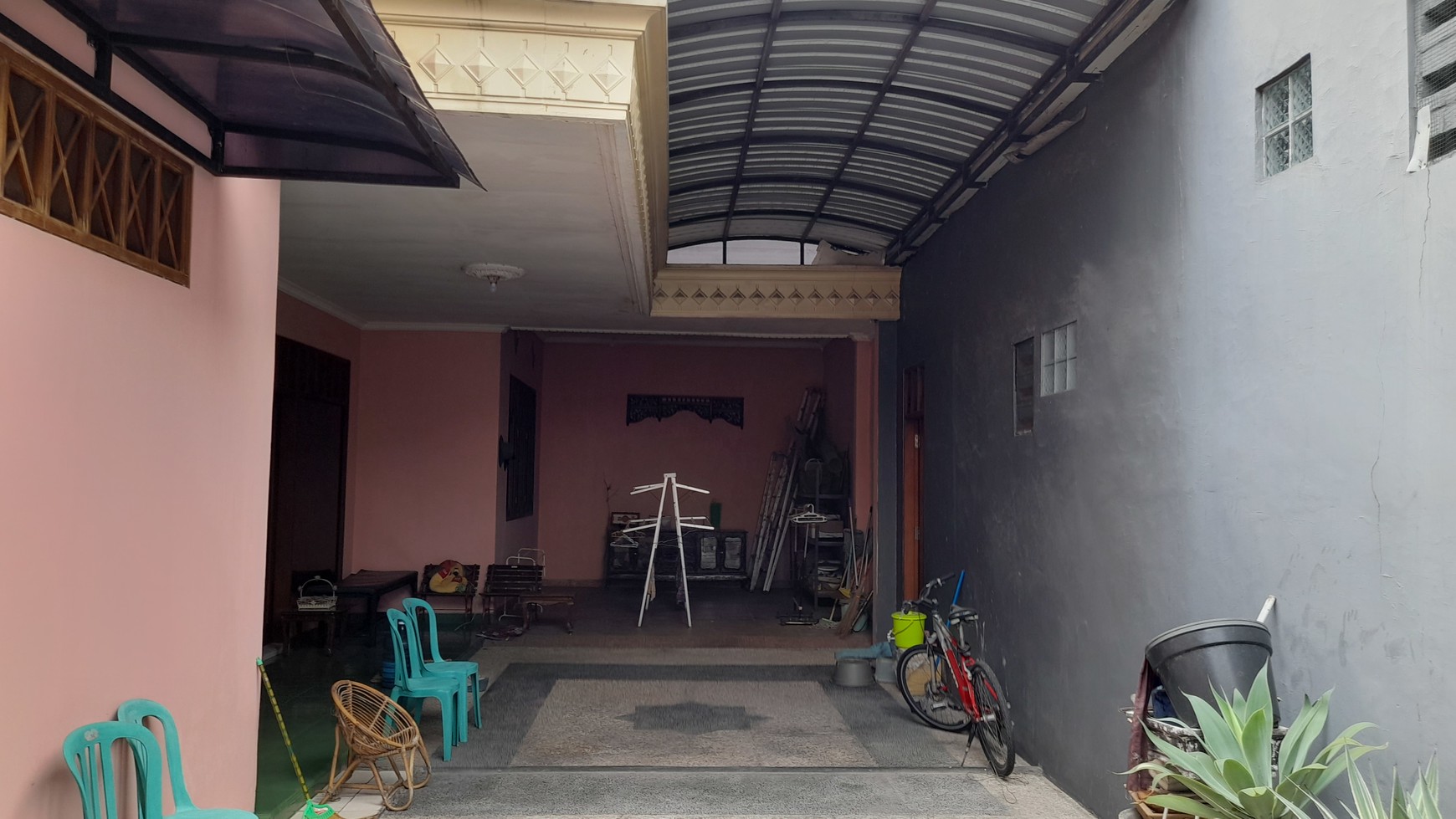 Rumah Mewah di Hayam Wuruk, Jombang - Garasi Luas, SHM