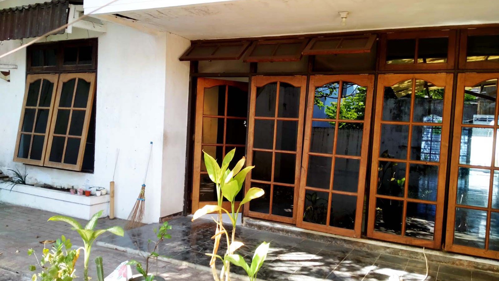 Rumah di Kutisari (Kutisari Besar) Surabaya Selatan, Bagus + Terawat, Row Jalan Lebar