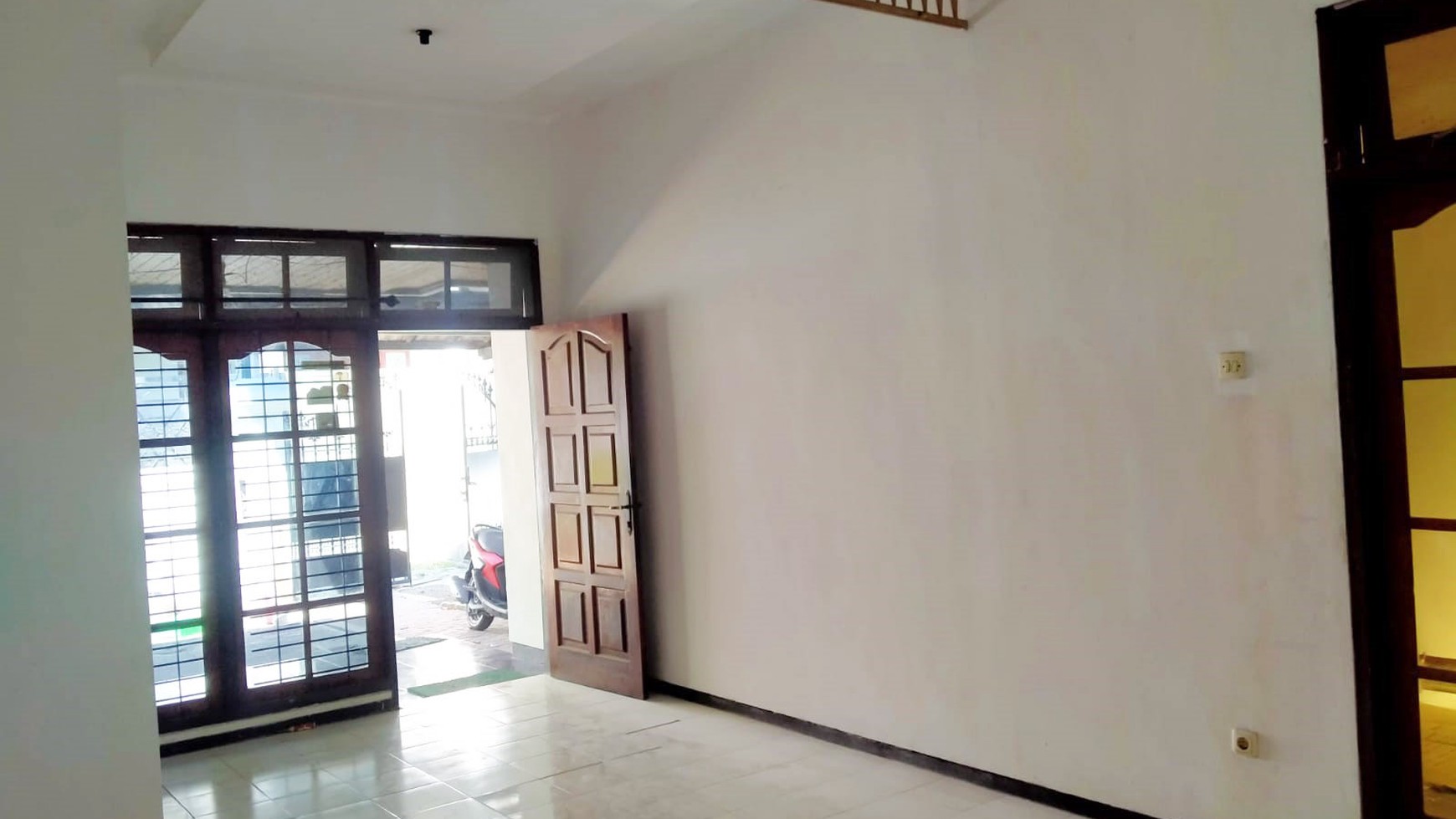 Rumah di Kutisari (Kutisari Besar) Surabaya Selatan, Bagus + Terawat, Row Jalan Lebar