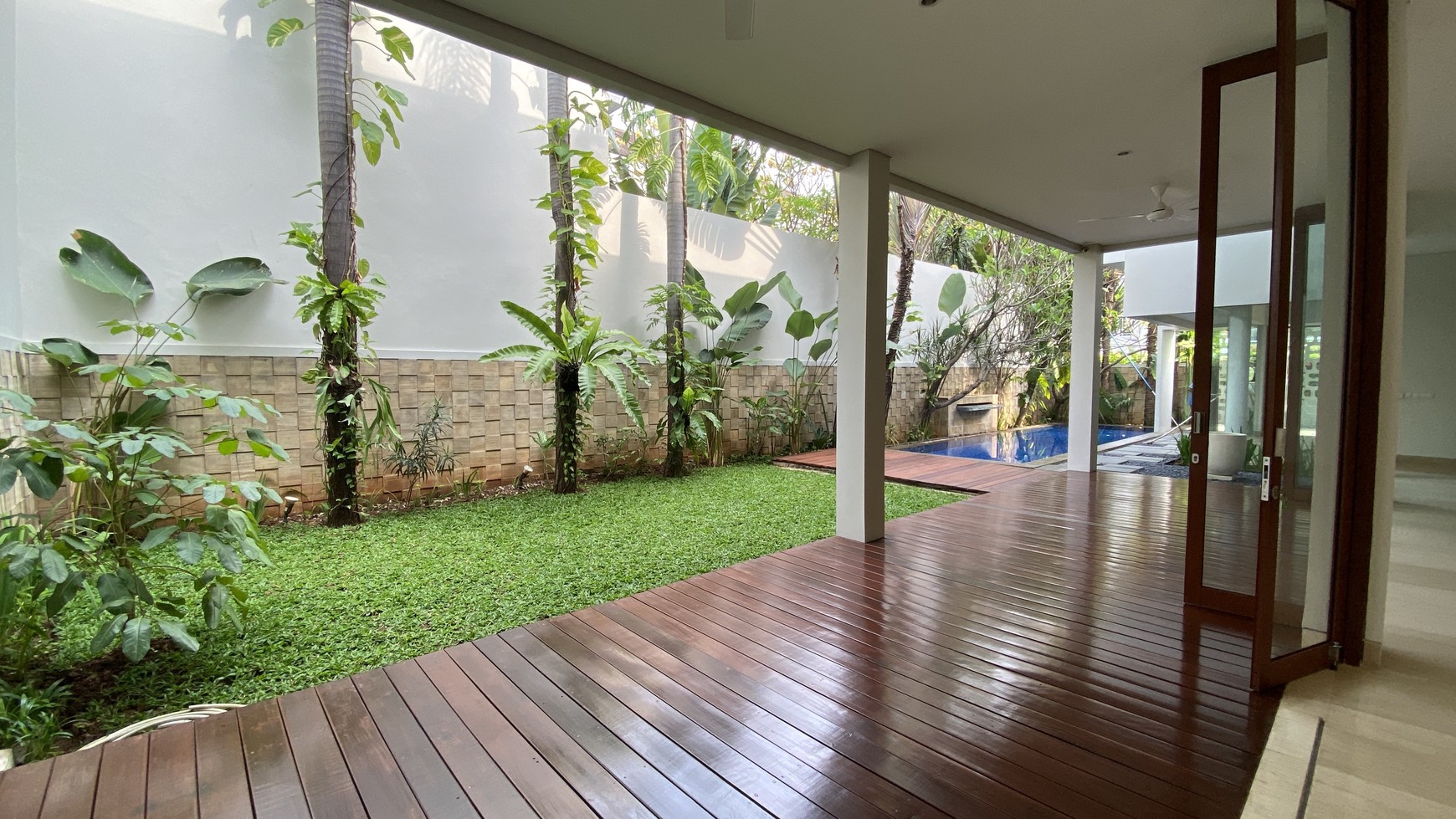 Rumah modern tropical di kawasan cipete, jakarta selatan