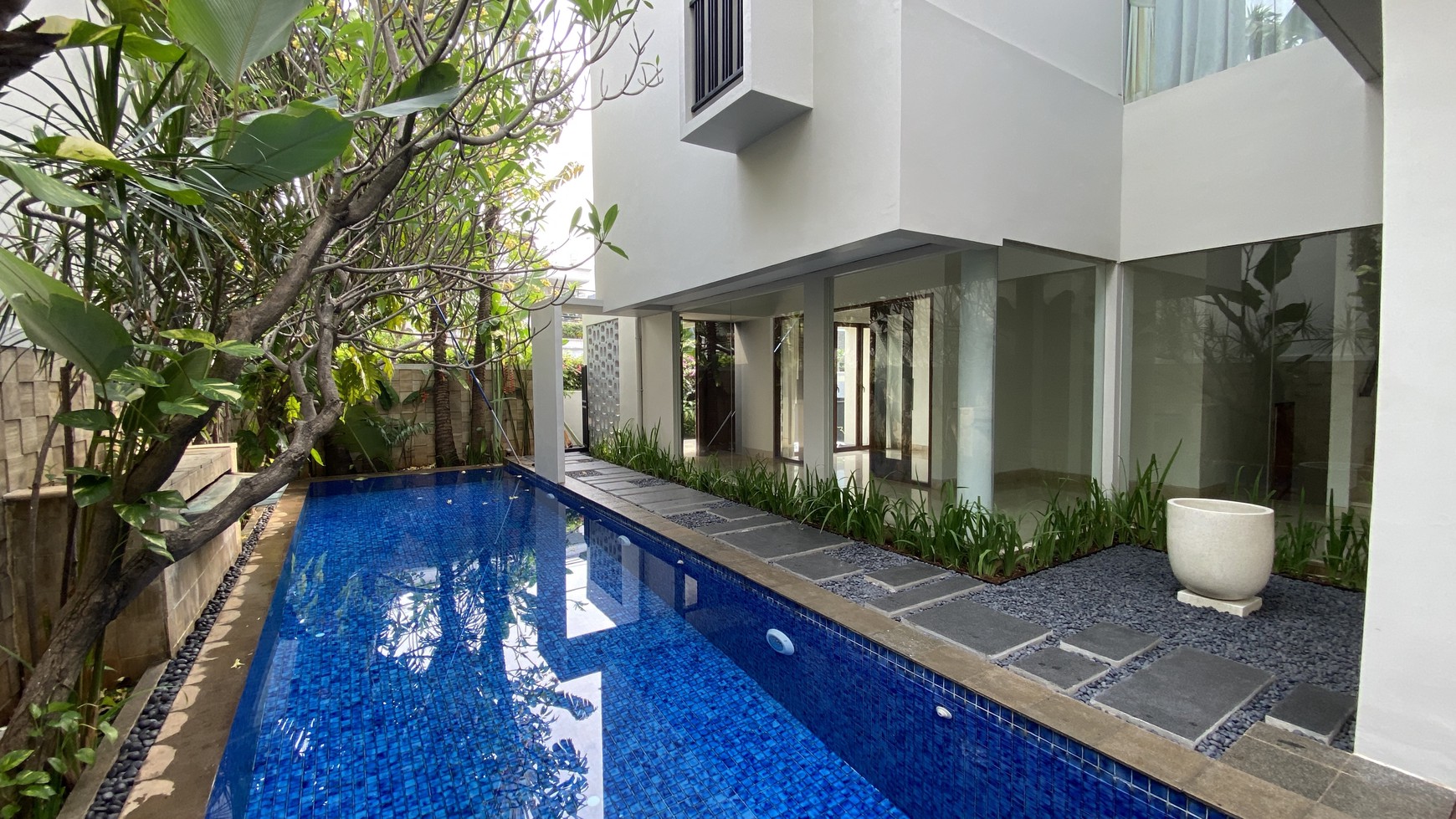 Rumah modern tropical di kawasan cipete, jakarta selatan