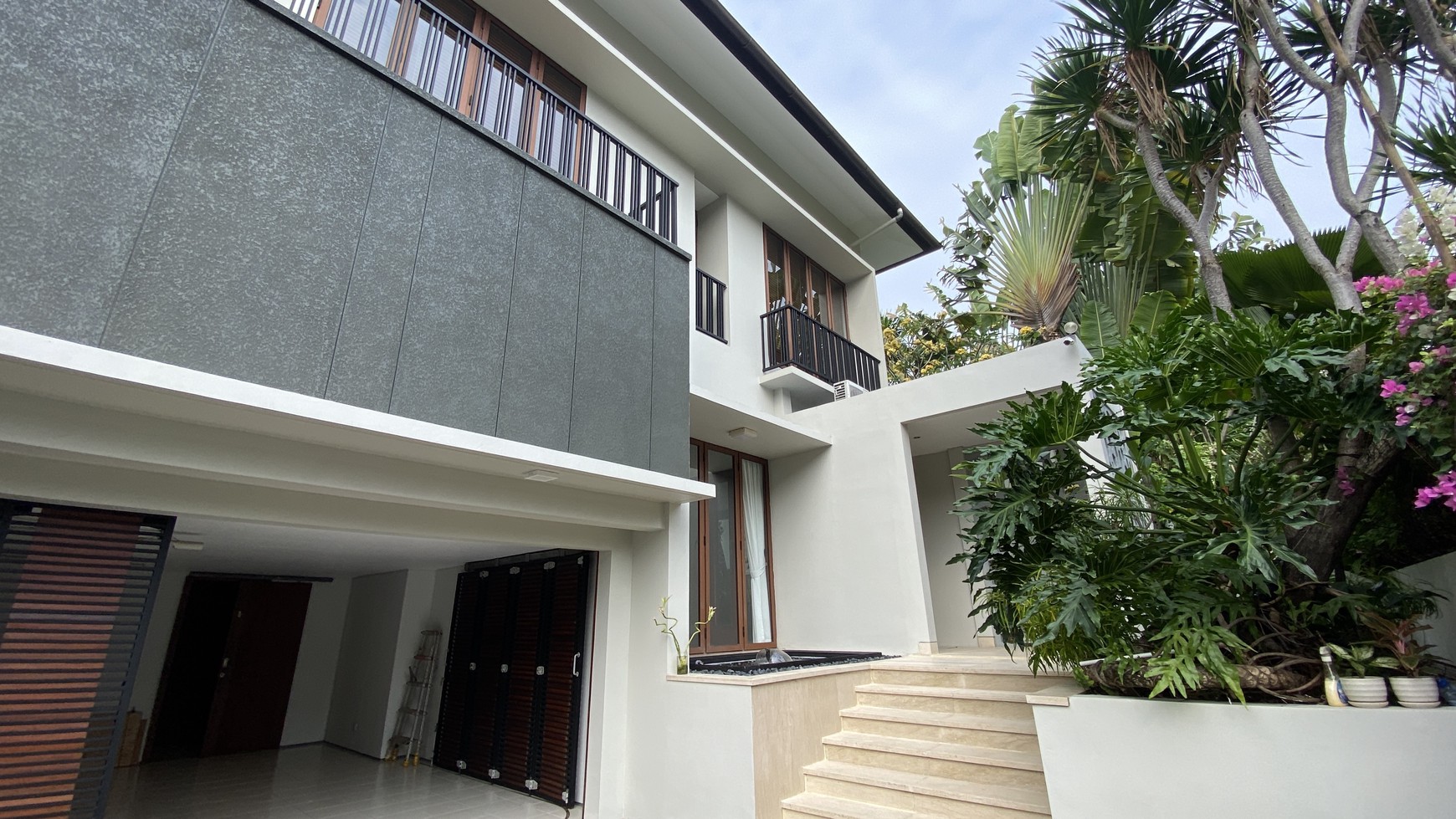 Rumah modern tropical di kawasan cipete, jakarta selatan