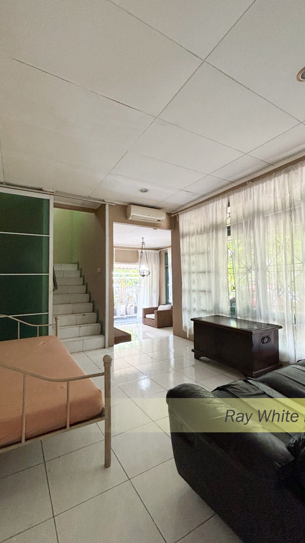 RUMAH SEMI FURNISH DALAM KOMPEK POSISI HOOK SENAYAN BINTARO JAYA, TANGERANG SELATAN