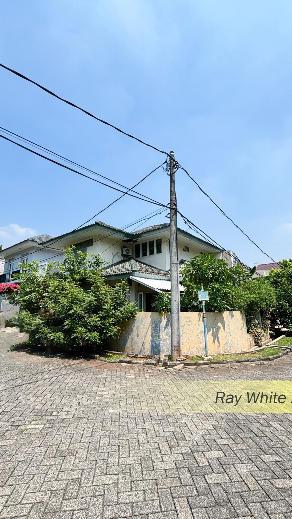 RUMAH SEMI FURNISH DALAM KOMPEK POSISI HOOK SENAYAN BINTARO JAYA, TANGERANG SELATAN