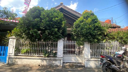 Rumah 2 lantai terawat  , dekat  BCA A. Yani