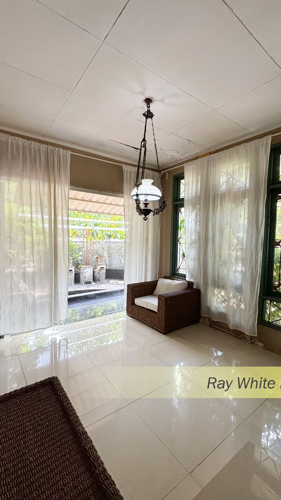 RUMAH SEMI FURNISH DALAM KOMPLEK POSISI HOOK SENAYAN BINTARO JAYA, TANGERANG SELATAN #CH