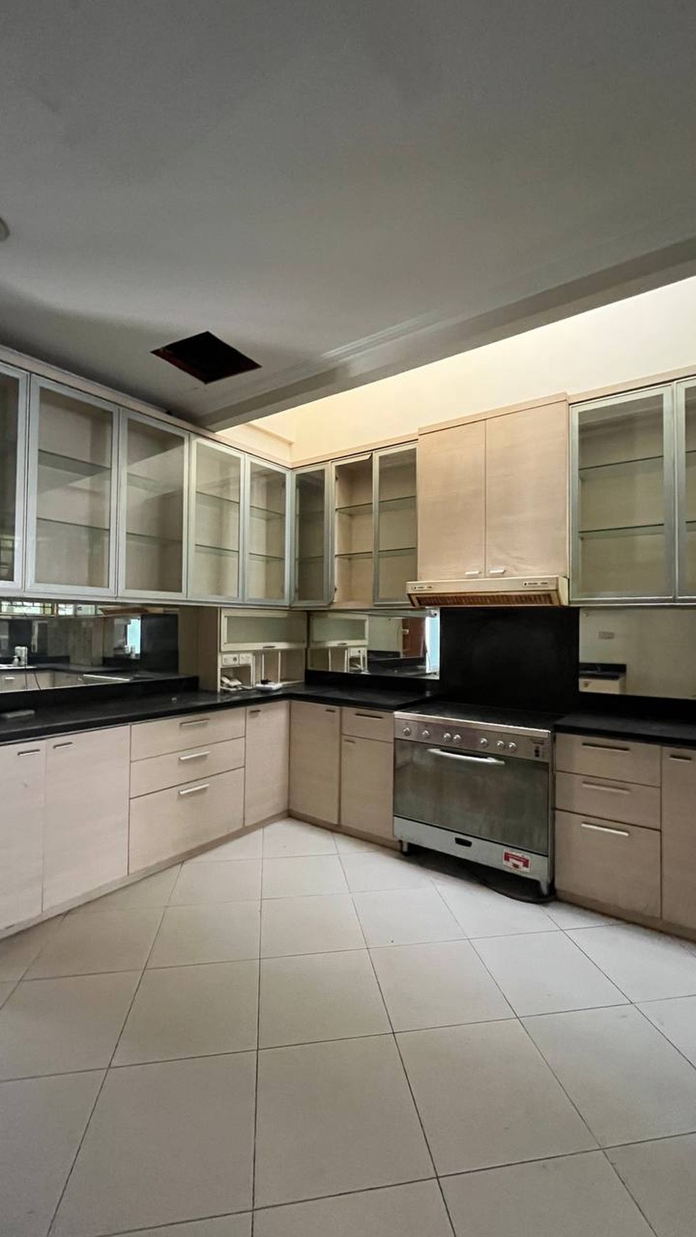 Luxury and huge house suitable for embassy in Senopati area