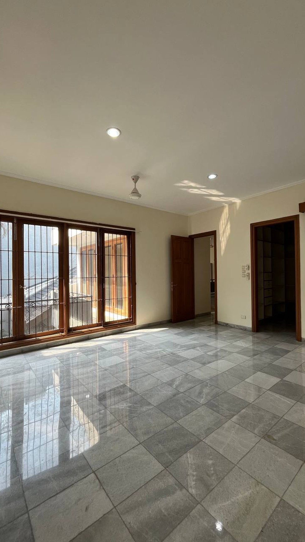 Luxury and huge house suitable for embassy in Senopati area