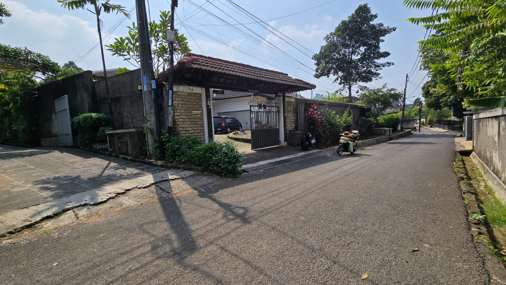 Rumah Halaman Luas di Bintaro