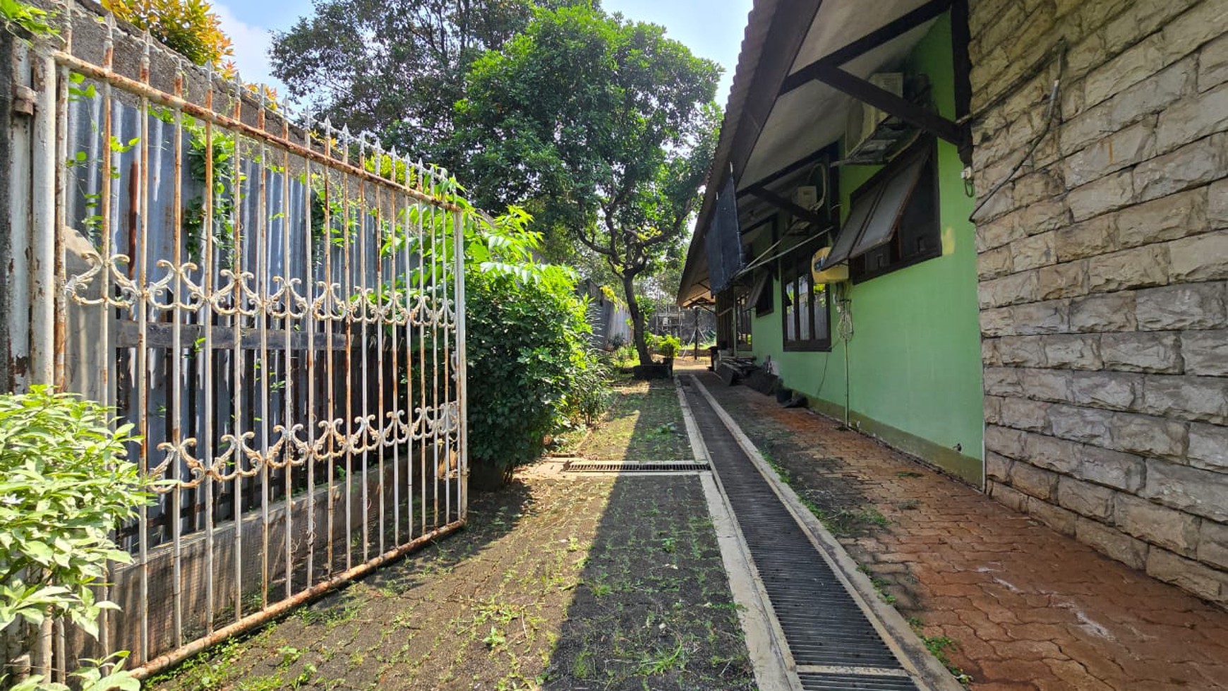 Rumah Halaman Luas di Bintaro