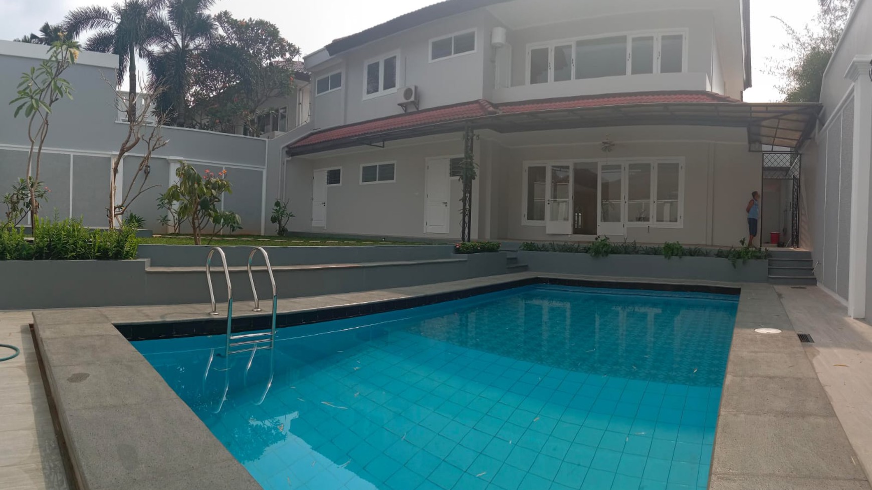 Rumah Mewah dengan Kolam Renang 