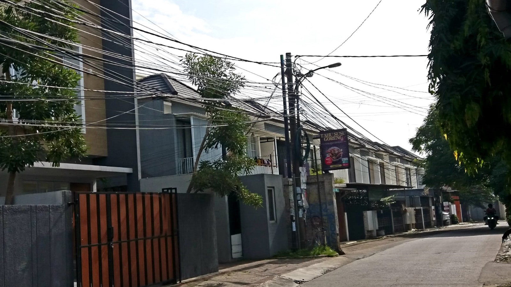 Rumah 2 Lantai Siap Huni dekat Bintaro Jaya dan Hunian Nyaman