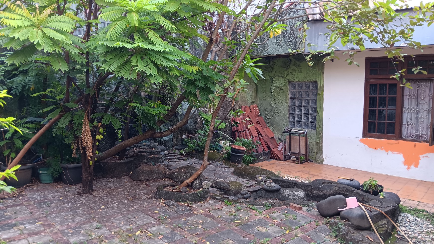 Rumah Tinggal + Kamar kos + Toko di Kebon Jeruk