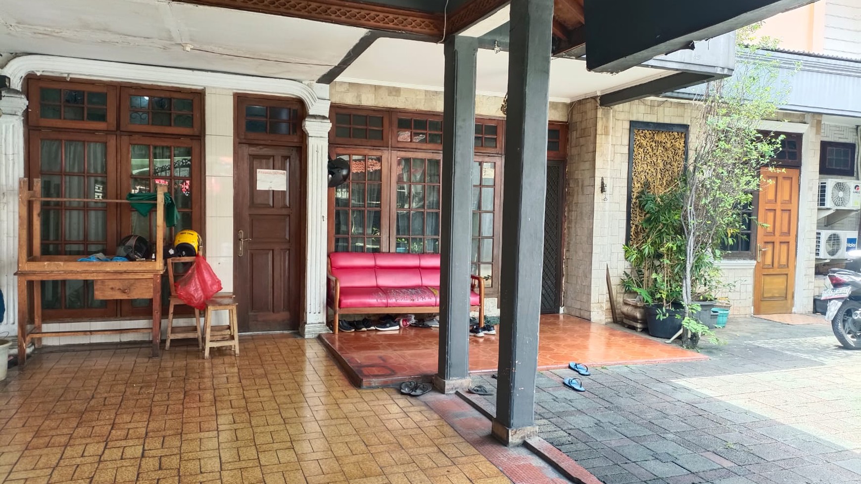 Rumah Tinggal + Kamar kos + Toko di Kebon Jeruk, Jakarta Barat