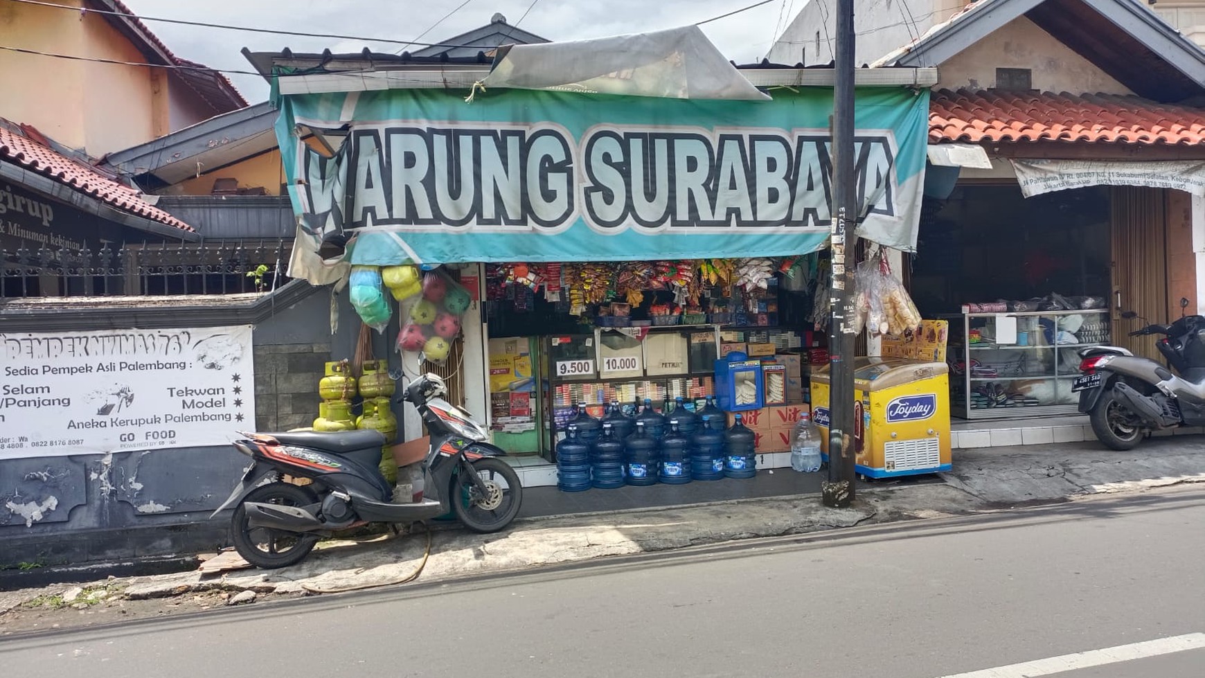 Rumah Tinggal + Kamar kos + Toko di Kebon Jeruk, Jakarta Barat