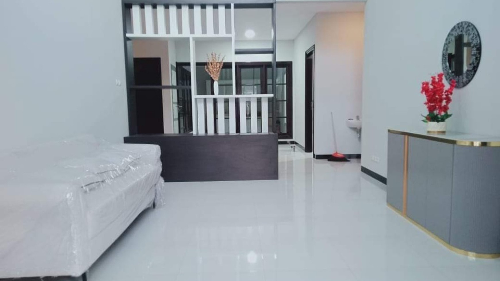 MURAH LUAS Rumah Fullerton Place CITRALAND Surabaya BONUS SEMI Furniture + Garasi.Carport 3 MOBIL 