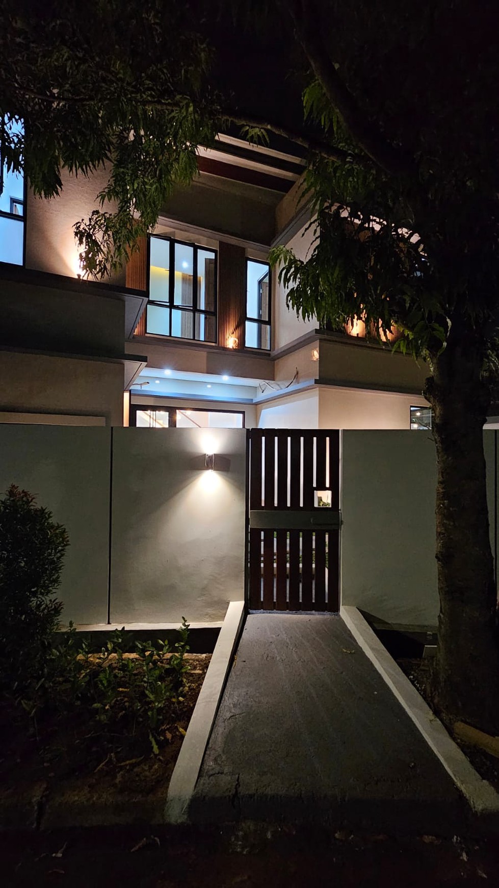 Rumah baru di Kencana Loka City, Hoek dan depan taman