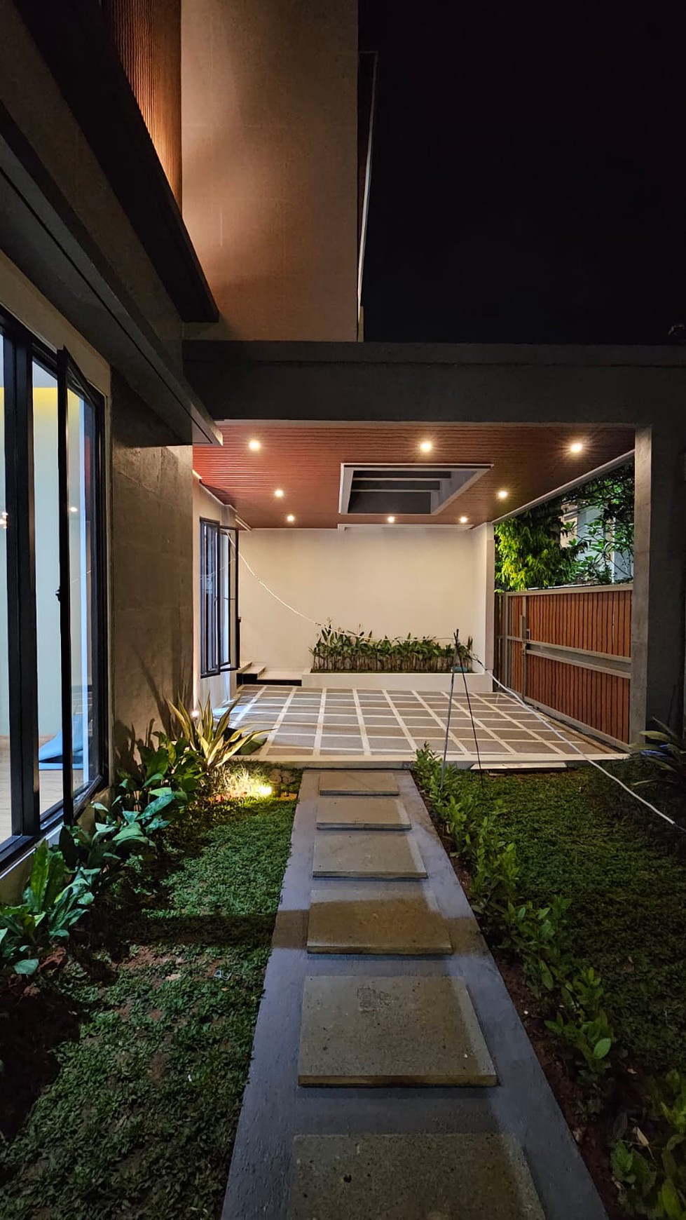 Rumah baru di Kencana Loka City, Hoek dan depan taman