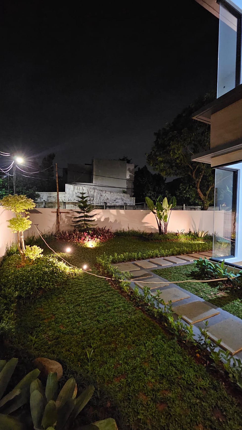 Rumah baru di Kencana Loka City, Hoek dan depan taman