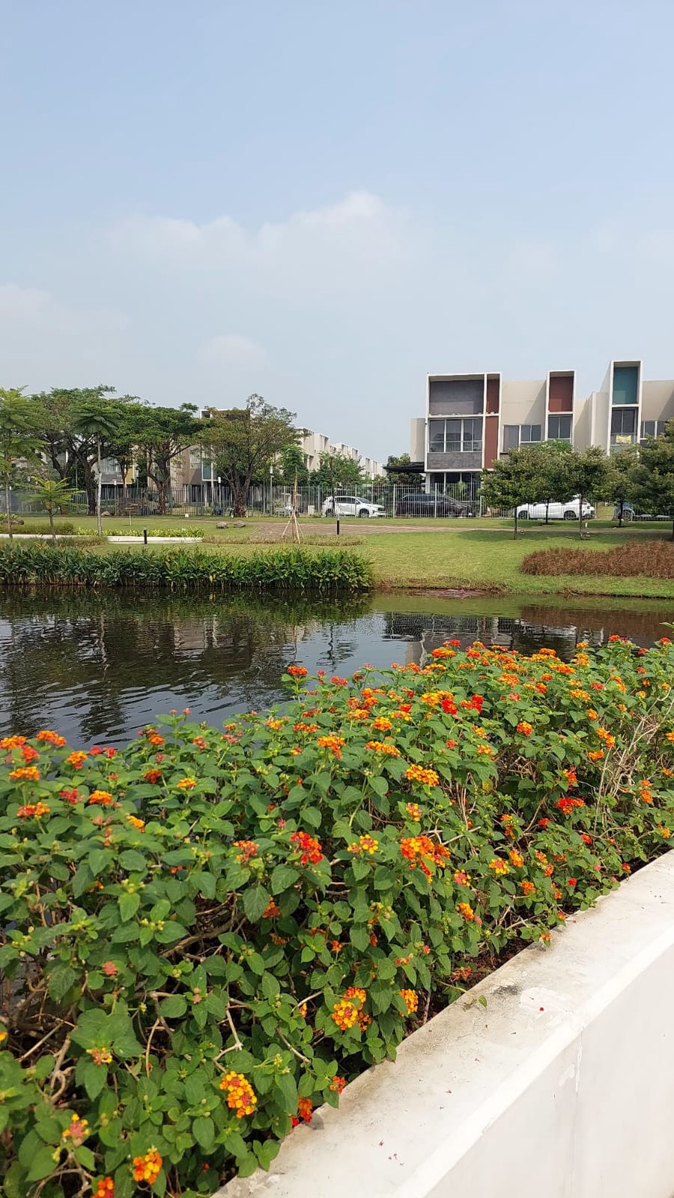 Rumah Mewah di tepi Danau Symphonia yang Asri dijual Dengan Harga Menarik