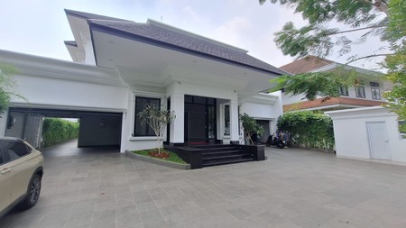 Rumah Baru 2 Lantai Mewah ,ada Kolam Renang, Taman dan Ruang Terbuka di Menteng