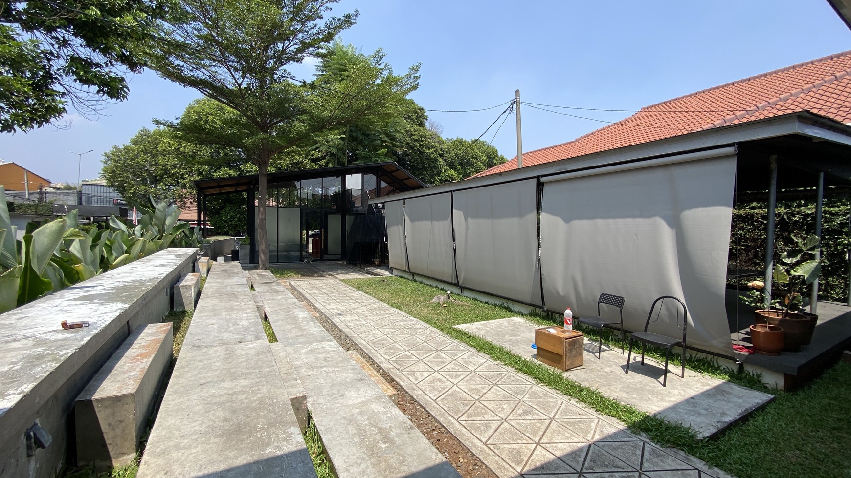 Rumah di lokasi komersil ex coffee shop di Cipete raya, jakarta selatan