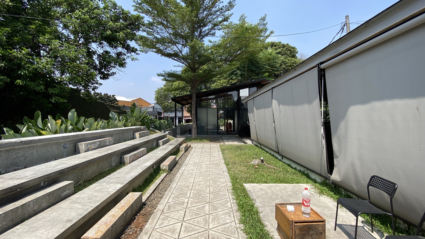 Rumah di lokasi komersil ex coffee shop di Cipete raya, jakarta selatan