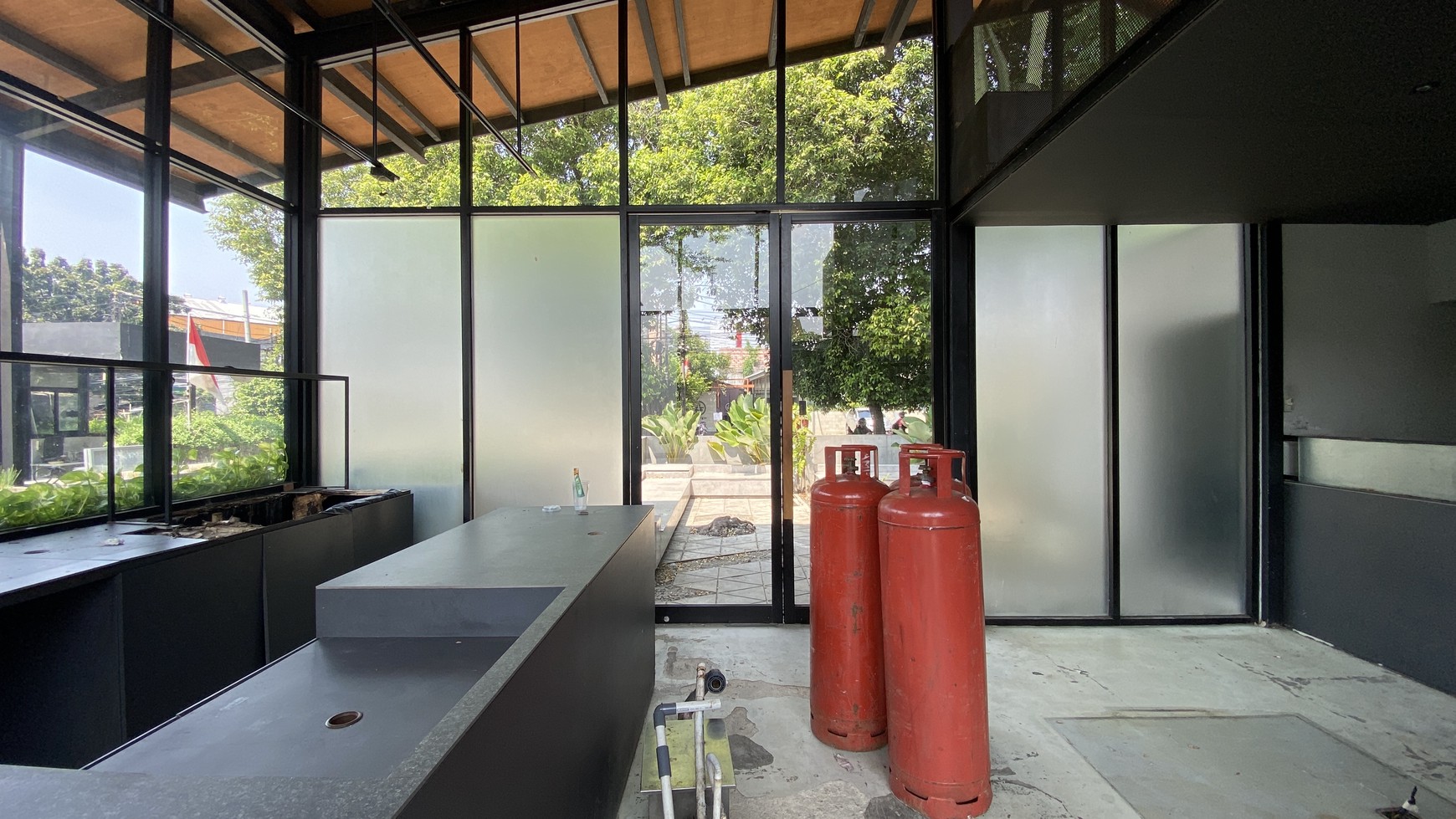 Rumah di lokasi komersil ex coffee shop di Cipete raya, jakarta selatan