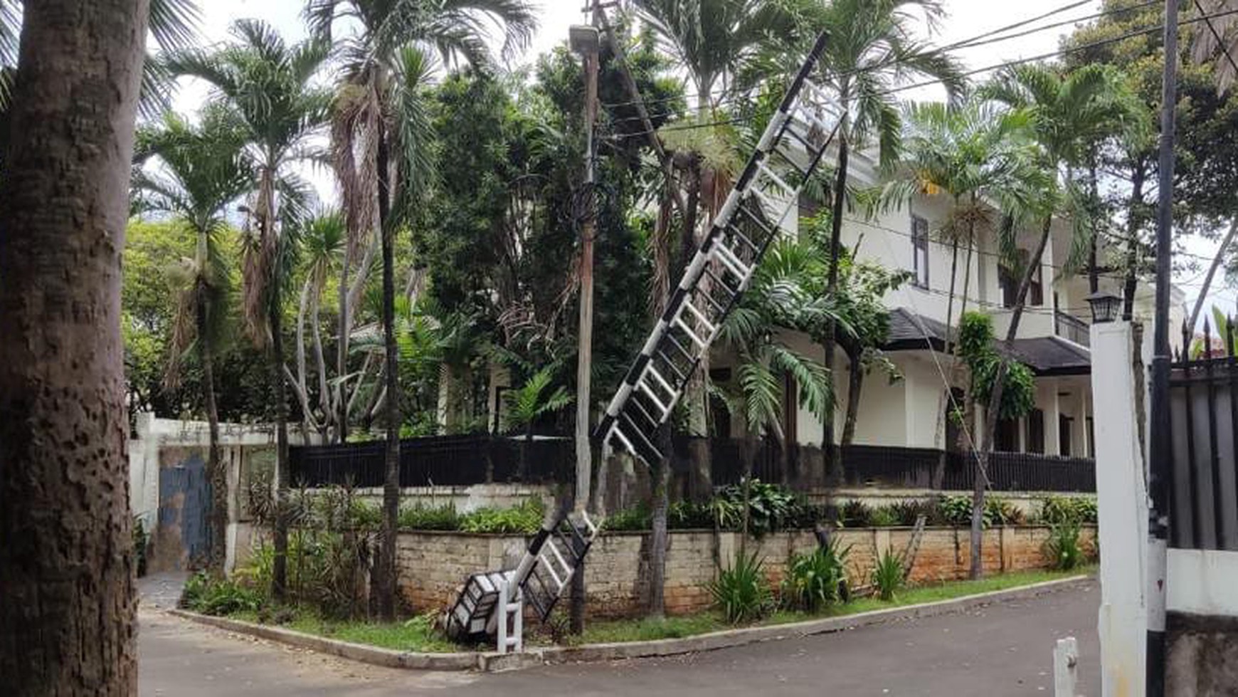 Rumah Bagus Di Komp Menteri, Patra Kuningan Jakarta Selatan