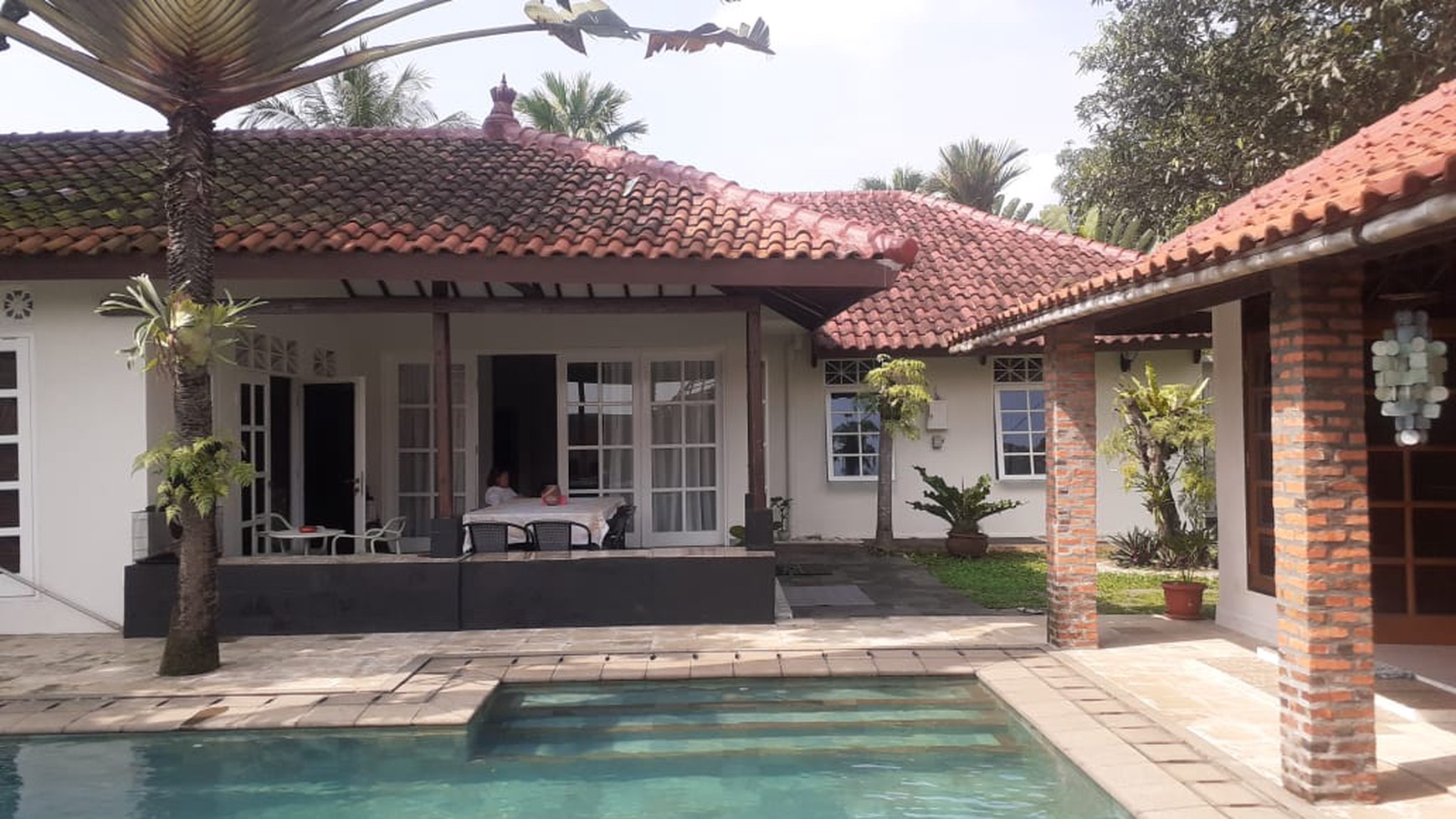 RUMAH MEWAH FULL FURNISHED DI BOGOR DENGAN KOLAM RENANG DAN RUMAH POHON