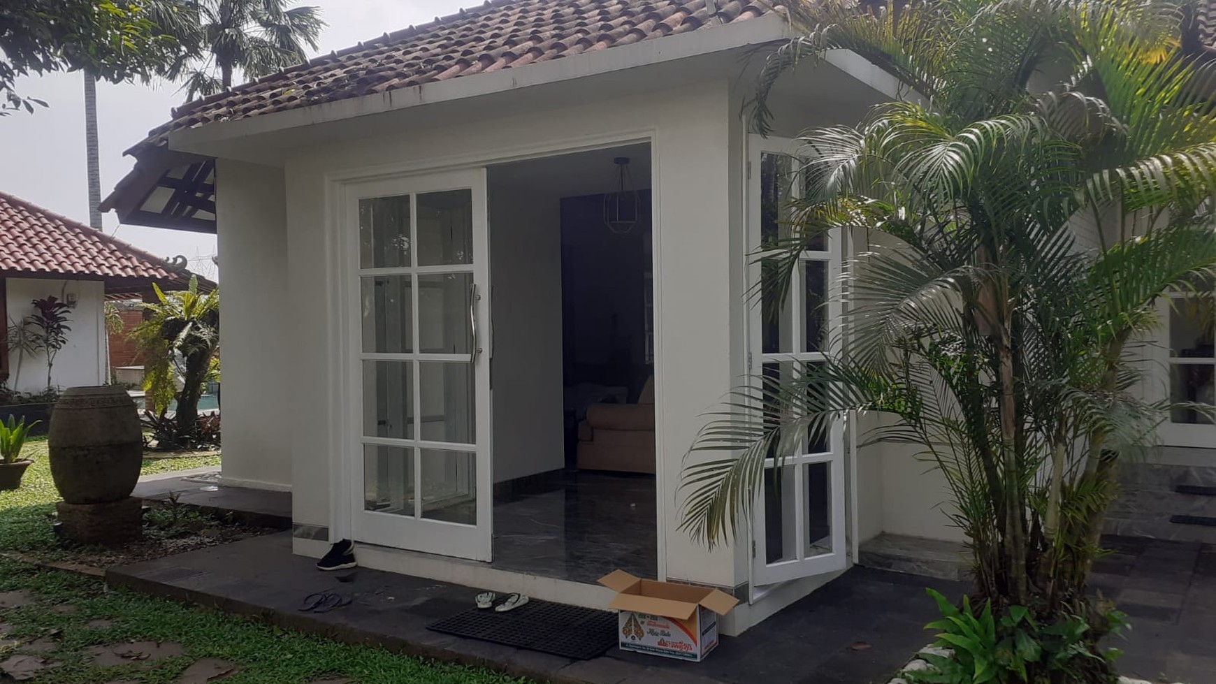 RUMAH MEWAH FULL FURNISHED DI BOGOR DENGAN KOLAM RENANG DAN RUMAH POHON