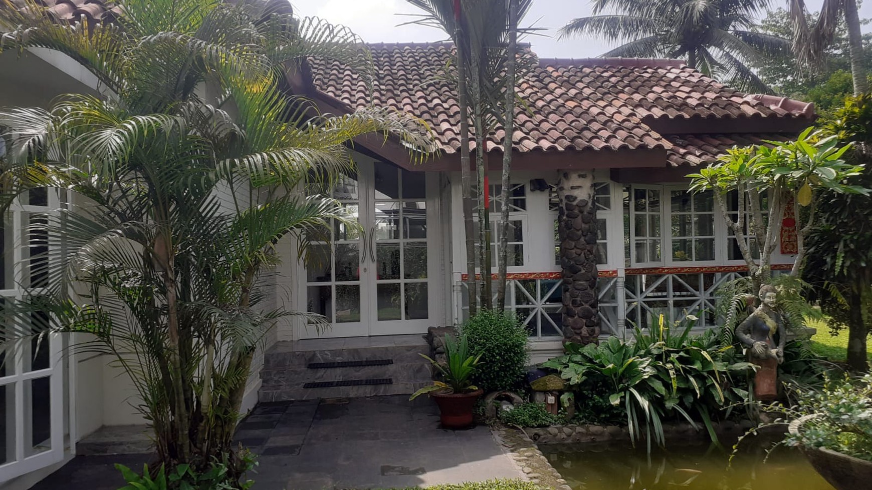 RUMAH MEWAH FULL FURNISHED DI BOGOR DENGAN KOLAM RENANG DAN RUMAH POHON