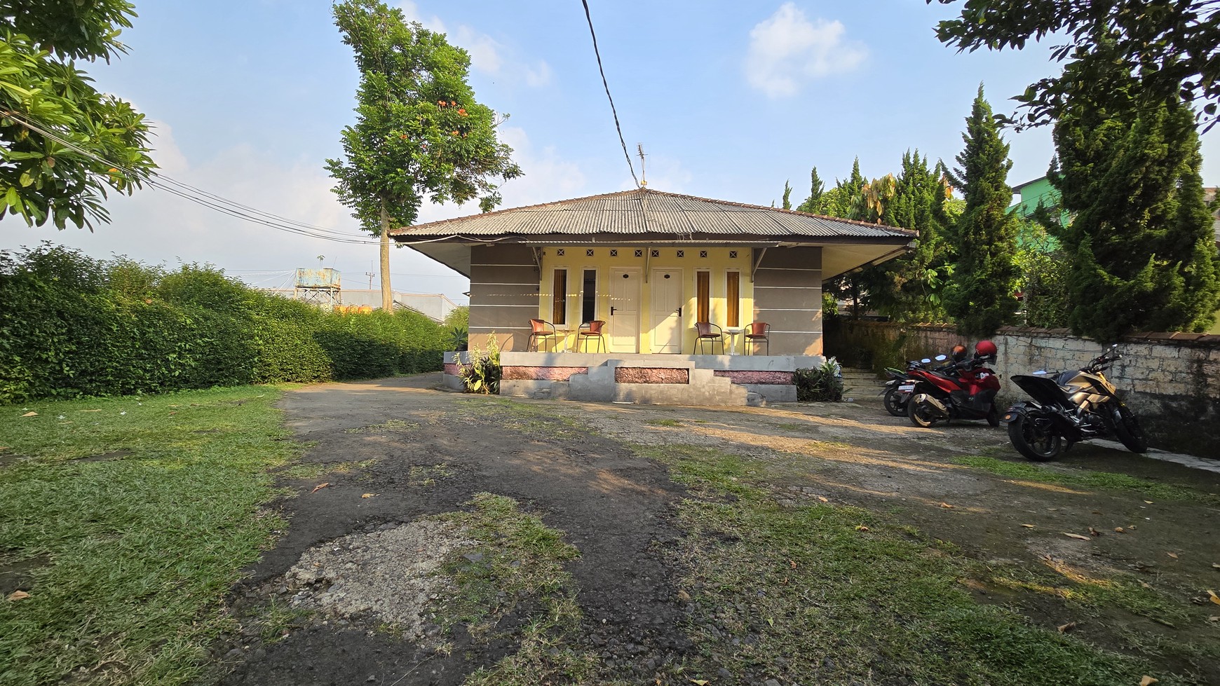 Hotel dengan Lokasi Strategis Pinggir Jalan di Jl Raya Cipayung, Bogor, Jawa Barat