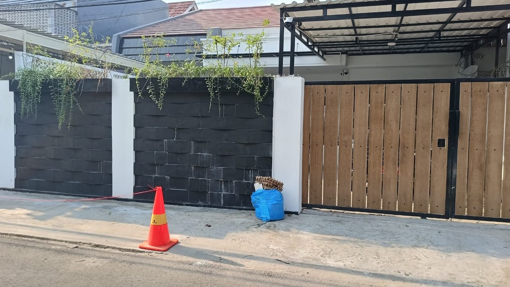 Rumah Cantik Siap Huni Lokasi Premium & Strategis @Panglima Polim