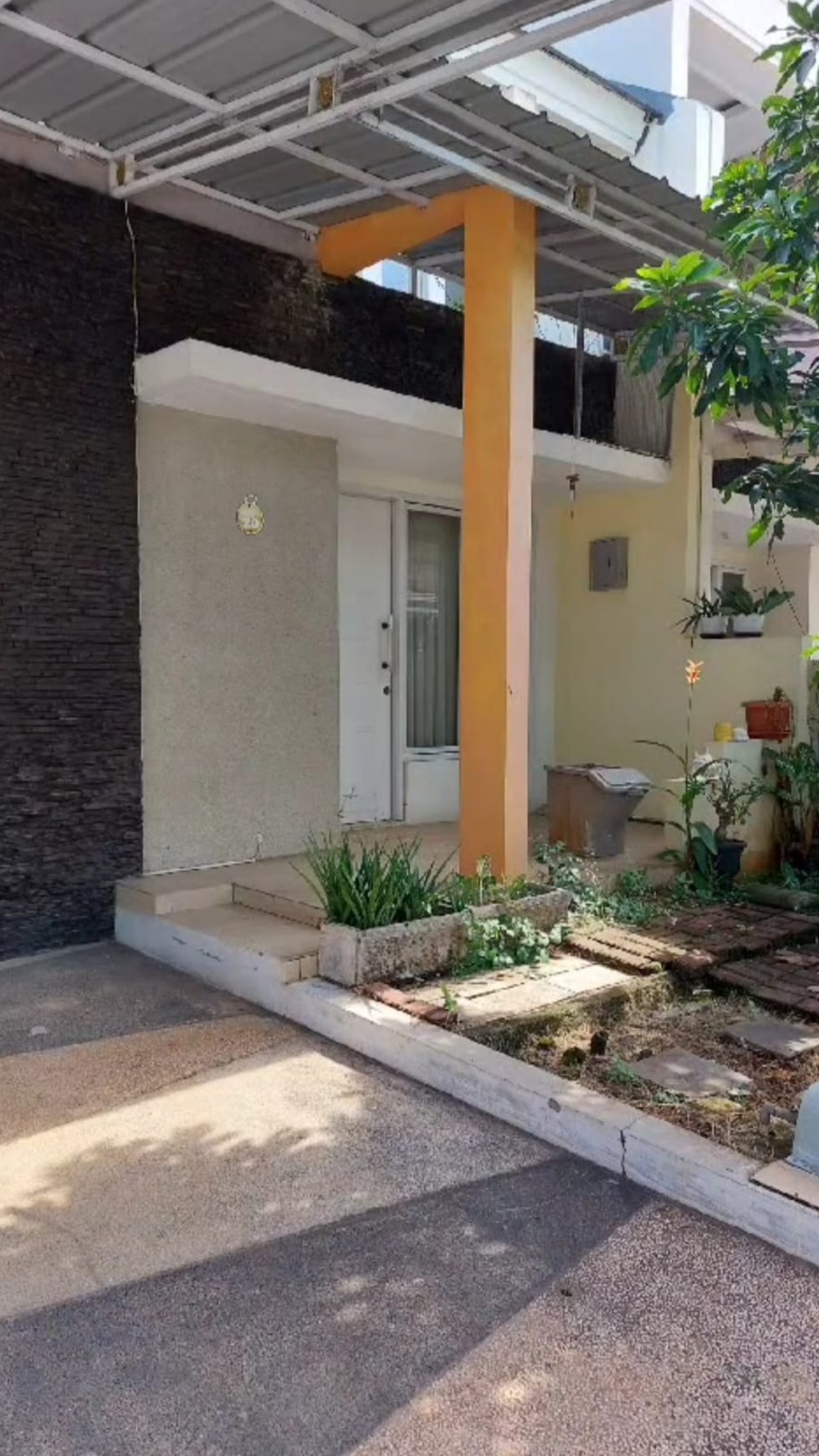 rumah asri , menghadap taman dalam cluster Grand Wisata