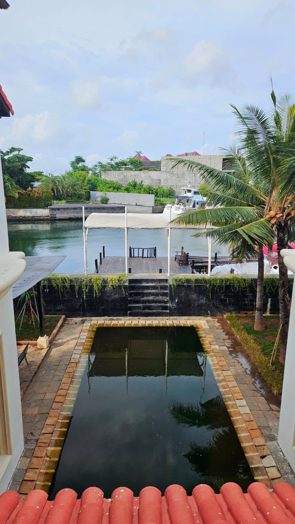 Rumah Pantai Mutiara Dengan Belakang Kanal Lepas Besar