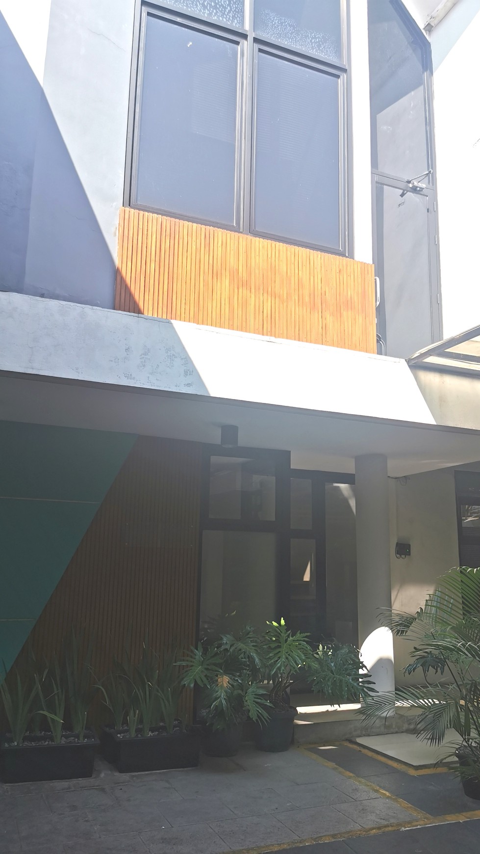 Ruang Usaha + Kost + Usaha Lainnya di Mainroad Surya Sumantri dekat Maranatha dan BIS (Bandung Independent School) Sukasari Bandung