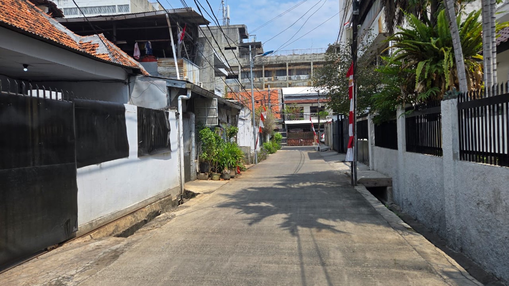 Rumah 3 lantai luas 378 m2 di jalan Aflu , Sawah besar. Jakarta pusat